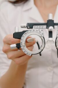 Gros plan d'un optométriste utilisant un équipement de diagnostic oculaire.