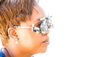 femme portant des lunettes appareil de mesure