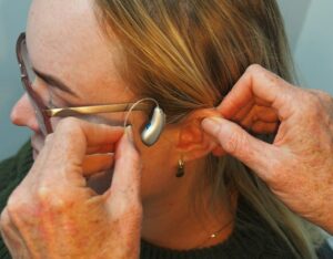Une femme met une paire de lunettes
