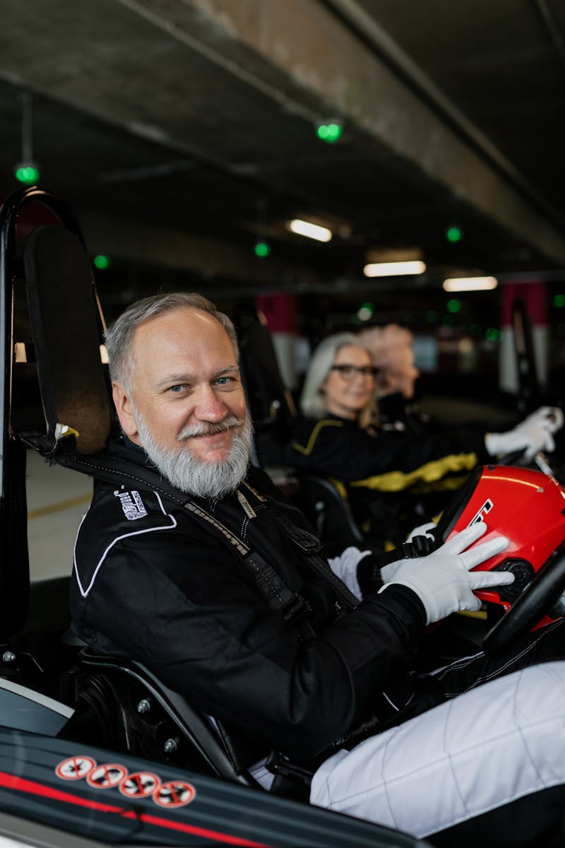 Les seniors découvrent le frisson du karting en salle. Idéal pour les amateurs de loisirs.