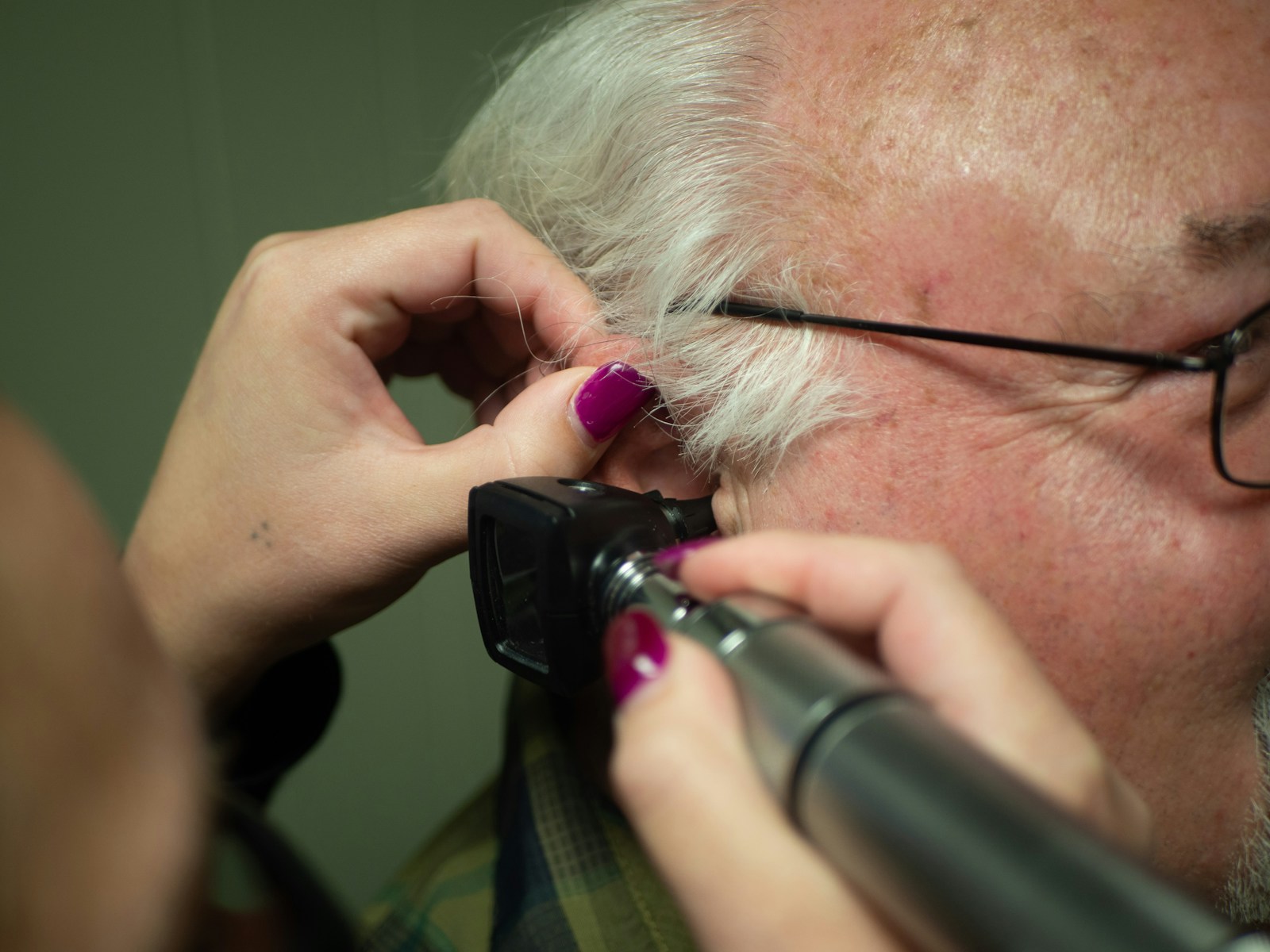 une personne tenant un téléphone à l'oreille