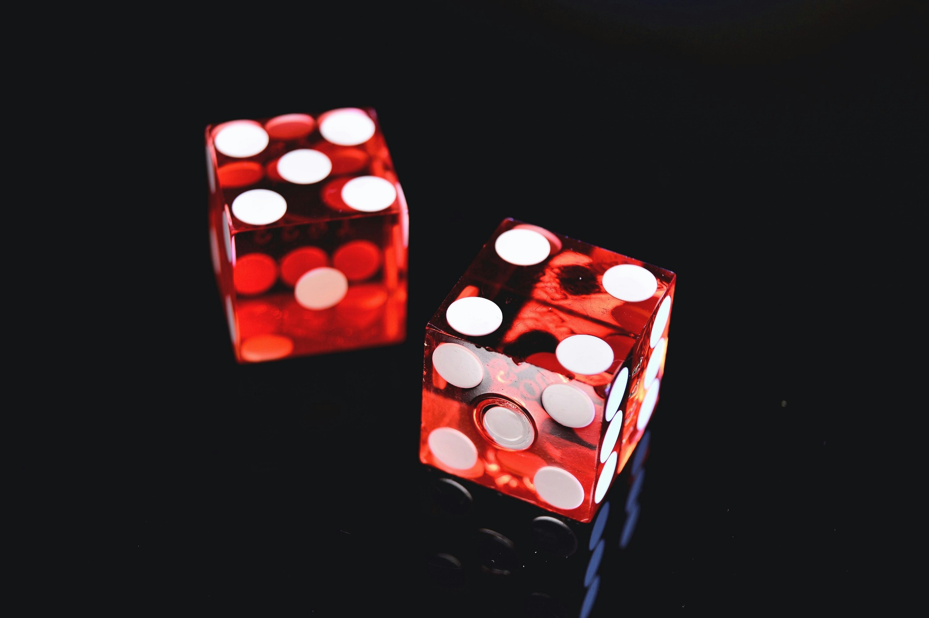 Les jeux crash stake représentent une nouvelle tendance captivante dans l'univers des casinos en ligne. Combinant simplicité visuelle et montées d'adrénaline intenses, ces jeux minimalistes offrent une expérience unique où les joueurs doivent retirer leurs mises avant que le multiplicateur ne s'effondre. La plateforme Stake s'est imposée comme référence dans ce domaine avec une interface épurée et des mécaniques de jeu transparentes qui attirent aussi bien les novices que les joueurs expérimentés. Jeux crash sur Stake : astuces et stratégies gagnantes Les jeux de crash sur Stake offrent une expérience unique et minimaliste qui captive les joueurs par leur simplicité et leur potentiel de gains rapides. Chaque session est un défi où l'anticipation et le timing sont cruciaux pour maximiser ses chances. Pour découvrir cette aventure passionnante, le site crash-casino.app propose une plateforme intuitive et accessible à tous, permettant d'explorer ce nouveau monde de jeu avec aisance. Les jeux crash fonctionnent selon un principe simple mais addictif : un multiplicateur augmente progressivement jusqu'à s'effondrer aléatoirement. Le joueur doit encaisser ses gains avant le crash pour sécuriser son multiplicateur, créant ainsi une tension constante entre avidité et prudence. Principes clés des jeux crash en ligne Chaque partie commence par un moment stratégique où les joueurs déterminent combien ils souhaitent miser. Dès le départ, le multiplicateur est à 1.00x et ne cesse de croître, créant une tension palpable. Le suspens monte au fur et à mesure que le multiplicateur s'envole. La clé est de retirer ses fonds avant qu'il ne s'effondre. C'est un jeu d'équilibre entre l'audace et la prudence, où chaque décision peut transformer une mise modeste en une victoire éclatante si bien calculée. Optimisation des stratégies financières pour augmenter vos gains L'art d'équilibrer le risque et la récompense est un jeu fascinant. Certains choisissent de sécuriser leurs gains rapidement avec des multiplicateurs qui, bien que modestes, offrent une régularité rassurante. Cette approche prudente permet de préserver son capital tout en engrangeant des bénéfices constants. D'autres, plus téméraires, préfèrent se lancer dans la quête de multiplicateurs élevés. Ils savent que ce choix comporte un risque plus important : celui de voir leur mise initiale s'envoler. Mais pour ces audacieux, la perspective d'un gain substantiel justifie pleinement cette prise de risque. Chaque stratégie a ses adeptes et ses défis, et c'est dans cette diversité que réside toute la richesse du jeu. Jeux de crash captivants sur Stake : découvrez les incontournables La plateforme Stake propose plusieurs variantes de jeux crash, chacune avec ses particularités visuelles et ses nuances de gameplay. Ces jeux partagent le même concept fondamental mais se distinguent par leurs thèmes, leurs interfaces et parfois leurs mécaniques secondaires. Le précurseur du style aviator Aviator est l'exemple parfait du jeu crash, où un avion s'envole peu à peu avant de disparaître. Cette montée en tension captive les joueurs, toujours à l'affût de l'instant précis où tout peut basculer. Son interface, claire et intuitive, séduit par sa simplicité. Mais ce qui attire véritablement les passionnés, ce sont les statistiques détaillées qu'elle offre. Pour ceux qui aiment disséquer les données et affiner leurs stratégies, c'est une véritable mine d'or. Aviator n'est pas juste un jeu; c'est un défi constant pour les esprits analytiques en quête de nouvelles méthodes gagnantes. Variantes exclusives du jeu Crash Les jeux de crash de Stake offrent une expérience nouvelle et passionnante pour les amateurs de sensations fortes. Cette simplicité attire des joueurs à la recherche d'un défi dans un environnement dépouillé où chaque décision compte. Avant de s'engager, il est essentiel de savoir si un casino en ligne est fiable. Assurez-vous que votre plateforme choisie garantit une sécurité optimale pour profiter pleinement du jeu. Stake a su captiver les joueurs avec son jeu Crash, un bijou au design épuré et aux fonctionnalités innovantes. Ce qui rend ce jeu particulièrement attrayant, c'est sa capacité à offrir des paris automatiques, une aubaine pour ceux qui aiment optimiser leurs stratégies. Parmi les atouts de ce jeu, la programmation de retraits automatiques à des multiplicateurs choisis se distingue. Cette fonctionnalité séduit particulièrement les tacticiens qui cherchent à maximiser leurs gains en s'appuyant sur des méthodologies réfléchies. Avec cette approche, Stake transforme chaque session en une expérience unique et palpitante. Jeux crash : l'engouement croissant et ses raisons cachées L'engouement pour les jeux crash stake s'explique par leur format accessible et la transparence de leur fonctionnement. Ces jeux offrent une expérience immédiate ne nécessitant aucune connaissance préalable tout en permettant aux joueurs de développer leurs propres approches stratégiques. Communauté et interactions dans les jeux crash Le chat en direct et la possibilité de voir les mises des autres joueurs apportent une dimension sociale inédite. C'est fascinant d'observer les stratégies que chacun adopte et de ressentir cette excitation collective lorsque le multiplicateur s'envole. En suivant les actions des autres participants, on plonge dans une expérience immersive qui va bien au-delà du simple jeu. Cette interaction constante et l'adrénaline partagée créent un environnement captivant où chaque instant compte. L'atmosphère est électrique, et c'est cette fusion entre stratégie personnelle et échanges dynamiques qui séduit tant de joueurs. Optimisation des budgets et gestion des paris Les jeux de type crash offrent une expérience unique où l'on peut miser de petites sommes tout en gardant la possibilité de remporter des gains intéressants. Cette combinaison de simplicité et de potentiel attractif séduit ceux qui aiment les sensations fortes sans risquer beaucoup. En plus, les joueurs peuvent ajuster leur stratégie grâce à des options comme la limitation automatique des pertes et des gains. Cela permet de maîtriser chaque session, apportant une dimension stratégique qui enrichit le jeu. Avec cette approche, chacun peut trouver son équilibre parfait entre risque et récompense. Frissons numériques dans l'arène des crash games Les jeux crash de Stake représentent une évolution rafraîchissante dans l'univers des jeux de hasard en ligne, combinant simplicité, transparence et montées d'adrénaline. Leur mécanique épurée cache une profondeur stratégique surprenante qui continue d'attirer de nouveaux joueurs. Que vous soyez attiré par l'aspect social, les possibilités stratégiques ou simplement l'excitation du risque calculé, ces jeux offrent une expérience de divertissement unique qui explique leur popularité croissante. Tableau récapitulatif Aspect Information clé Concept des jeux crash Jeux minimalistes où les joueurs retirent leurs mises avant que le multiplicateur ne s'effondre. Plateforme de référence Stake est reconnue pour son interface épurée et ses mécaniques de jeu transparentes. Astuces et stratégies L'équilibre entre risque et récompense est crucial pour maximiser les gains. Questions Fréquemment Posées Comment fonctionnent les jeux crash sur Stake ? Les jeux crash impliquent un multiplicateur qui augmente jusqu'à s'effondrer, et le joueur doit retirer ses gains avant ce moment critique pour sécuriser son multiplicateur. Quelle stratégie adopter pour maximiser ses gains ? L'équilibre entre audace et prudence est clé. Certains préfèrent sécuriser des gains réguliers avec des multiplicateurs modestes, tandis que d'autres visent des multiplicateurs élevés malgré les risques accrus. Puis-je jouer aux jeux crash si je suis novice ? Oui, la simplicité visuelle et l'interface intuitive de Stake attirent aussi bien les débutants que les joueurs expérimentés.